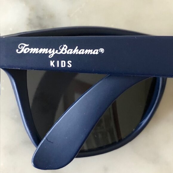 TOMMY BAHAMA Kids Navy Sunglasses & Shark Hard Case - Picture 4 of 16